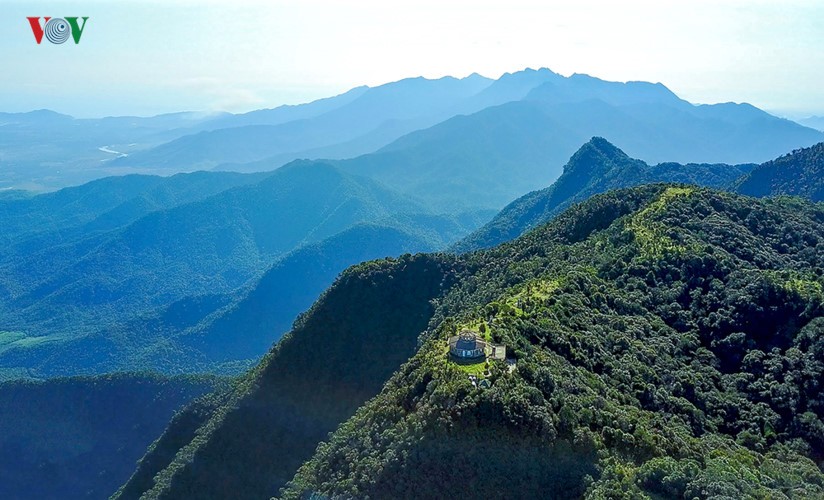 Cách thành phố Huế khoảng 40 km về phía Nam, núi Bạch Mã nằm nép mình bên dãy Trường Sơn trông như một con ngựa bạch duỗi chân hướng ra biển mênh mông.